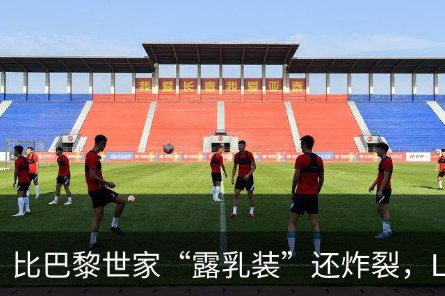比巴黎世家“露乳装”还炸裂，Lisa丁字裤来了！